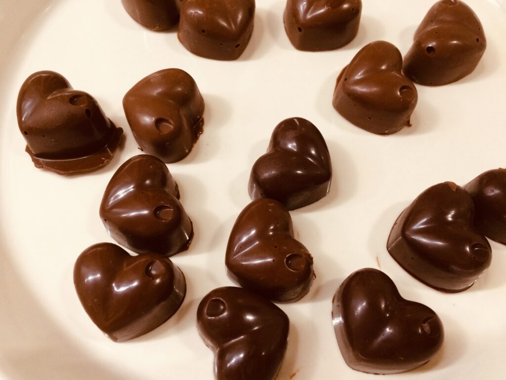 型から取り出したチョコレート
