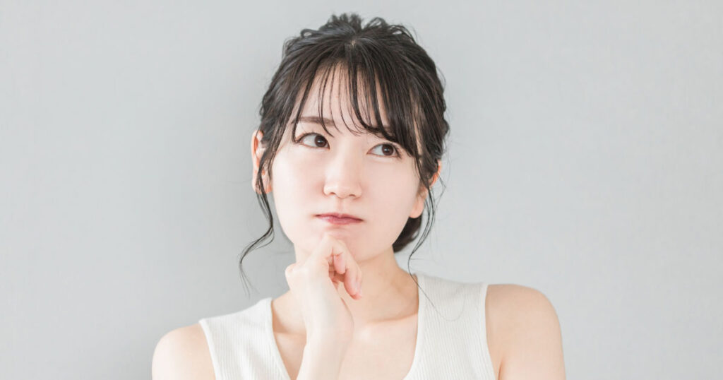 悩む女性