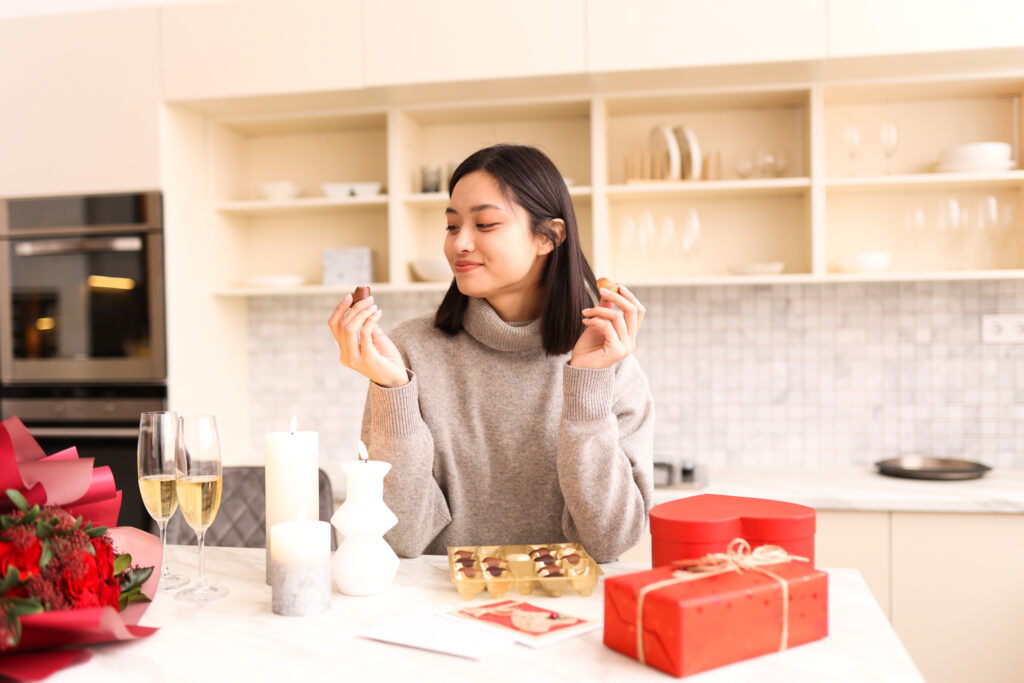 チョコを食べる女性
